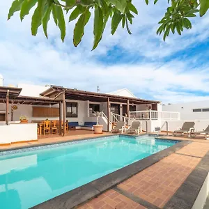 https://villa-victoria-playa-blanca-lanzarote.in-canary-islands.com